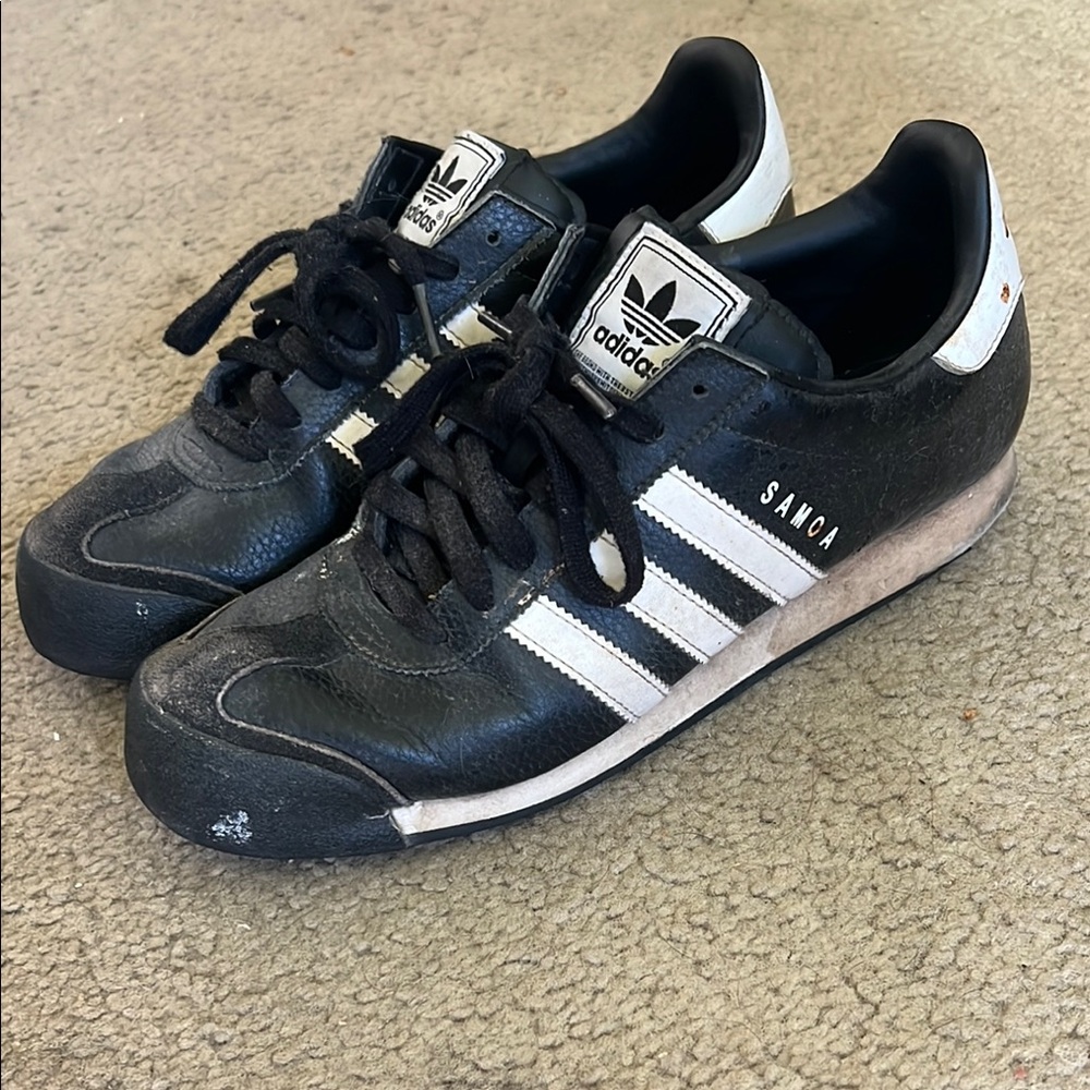 Men’s adidas Samoa size 8 shoes. Please look at all pics.
